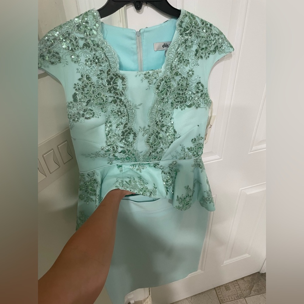 2 piece set dress for women. Size is 40EU and the color is light green.
